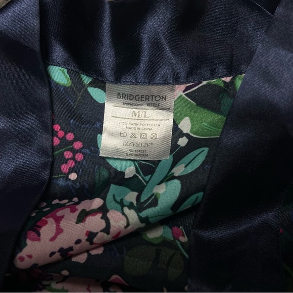 Netflix Women’s Bridgerton Floral Satin Robe Size M/L - Picture 3 of 4